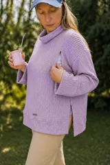 Polerón de punto texturizado color lila, con cuello alto tipo polera, mangas largas y aberturas laterales con cierre, diseñado para facilitar la lactancia.