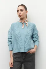Sweater tramado color lila de manga larga con puños elastizados.