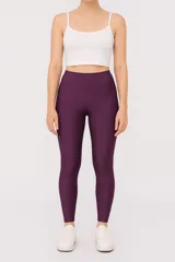 Calza deportiva de tiro alto, confeccionada en tejido de punto con textura acanalada, diseñada con un ajuste ceñido al cuerpo.