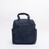 Mochila de diseño urbano en color azul, confeccionada en material texturizado. Cuenta con un compartimento frontal con cierre, asas superiores para llevar en la mano y bolsillos laterales abiertos.