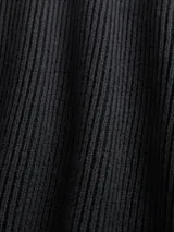 Sweater de punto acanalado en color verde oliva, con cuello redondo y mangas largas. Presenta un diseño de corte holgado y textura acanalada vertical.