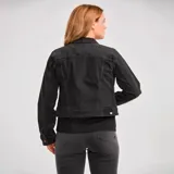 Chaqueta de jean negra con cierre frontal de botones metálicos, bolsillos superiores con solapa y bolsillos laterales. Presenta costuras reforzadas y un diseño clásico de corte ajustado.