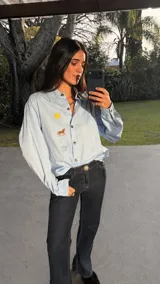 Camisa amplia de algodón en color celeste con mangas largas y bordados delanteros de sol, caballo y bandera.