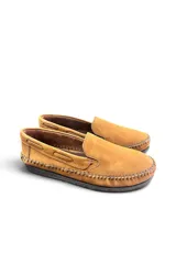 Mocasines de cuero color marrón, con costuras visibles alrededor de la puntera y suela plana de goma.