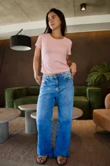 Jean de denim azul con efecto deslavado, tiro medio y corte wide leg de pernera ancha.