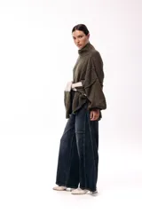 Sweater de punto grueso con cuello alto, diseño de hombros caídos y mangas amplias con puños acanalados.