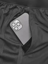 Short de running Under Armour con diseño 2 en 1, que incluye un pantalón corto exterior ligero y un short de compresión integrado. Cuenta con cintura elástica con cordón interno, paneles de malla para ventilación, bolsillos laterales y logo reflectante.
