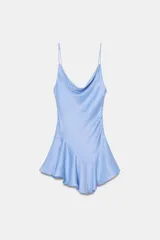 Vestido corto de tejido satinado color celeste, con escote drapeado, tirantes finos ajustables y bajo asimétrico con volado.