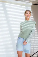 Chaleco tejido calado color crema, con cuello redondo y sisas amplias.