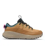 Calzado de trekking Columbia modelo Terrastride Bc Omni-Grip para mujer, en color marrón con detalles en verde azulado y rosa. Diseño de caña baja con capellada de ante, cuero y tejido, suela de caucho y entresuela amortiguada.