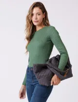 Bolso tipo tote de diseño capitoneado en color marrón, con doble asa para llevar al hombro y cierre mediante botón metálico. Cuenta con forro interno a tono y bolsillos organizadores en su interior.