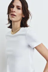 Collar tipo cadena de eslabones gruesos entrelazados con acabado dorado y cierre de clip metálico.