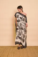 Vestido midi amarillo y blanco con estampado de paisajes y detalles de rayas en el cuello y el dobladillo, de corte holgado, mangas cortas y lazo ajustable en la cintura.