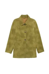 Chaqueta de manga larga color verde oliva con efecto gamuza, corte recto, cuello clásico, cierre frontal de botones y dos grandes bolsillos de parche delanteros.