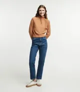 Blusa básica de punto marca Blue Steel, con cuello alto y manga larga. Confeccionada en tejido de punto recto con textura suave y cómoda.