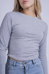 Remera azul marino de punto canalé, corte crop y mangas largas.