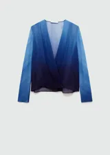 Blusa de manga larga con diseño degradado en tonos azules. Presenta un tejido fluido y semitransparente, con un elegante cuello cruzado y corte recto.