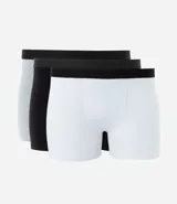 Pack de tres calzoncillos tipo bóxer de algodón en colores gris, negro y blanco, con cintura elástica negra.