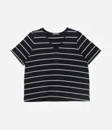 Blusa de manga corta y cuello en V, de diseño rayado en color negro y blanco, confeccionada en algodón.