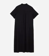 Vestido chemise midi color negro confeccionado en viscosa, de corte recto y holgado. Cuenta con cuello camisero, mangas cortas y cierre frontal con botones al tono.
