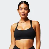 Top deportivo de bajo impacto color negro, con escote redondo y diseño de doble tirante fino en la espalda.