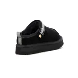Zapato tipo zueco de gamuza negra con plataforma baja, costura frontal central y cinta decorativa bordada en blanco sobre el empeine.