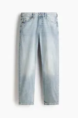 Jean de cinco bolsillos en denim de algodón con lavado claro y leve efecto desteñido. Modelo de cintura clásica, con cierre frontal y corte recto de pierna holgada.