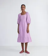 Vestido midi lila de algodón con escote cuadrado, mangas 3/4 abullonadas con elástico en el puño y falda con volados.