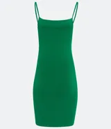 Vestido corto color rosado, de escote recto, con breteles finos y confeccionado en algodón con elastano.