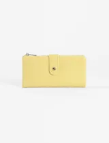 Billetera rectangular de cuero vegano con textura granulada, color amarillo. Cuenta con cierre superior y solapa frontal con broche a presión y detalle metálico.
