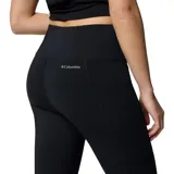 Calza deportiva de tiro alto con tecnología Omni-Wick para absorción de humedad. Presenta un diseño ajustado con costuras reforzadas y bolsillo lateral en la pierna.