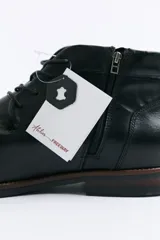 Botas de cuero color marrón con cordones, diseño de puntera reforzada y suela de goma con detalle de costura.