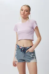 Top corto negro ajustado al cuerpo, de manga corta y cuello redondo.