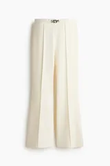 Pantalón de sastre de tiro alto en punto roma pesado con cinturón decorativo y hebilla de metal. Piernas bootcut con pliegue cosido adelante y atrás, color beige.