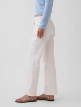 Jean relaxed straight de color blanco, de tiro medio y corte recto.