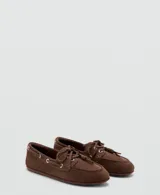 Zapato mocasín de gamuza marrón, estilo náutico, con detalles de cordones con nudo en el empeine, ojales metálicos plateados en los laterales y suela plana.