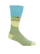 Par de medias de largo medio con diseño temático de golf. Una media presenta un paisaje de campo de golf con bandera, mientras que la otra muestra a un golfista en acción. Confeccionadas en tejido suave con puntera y talón en contraste.
