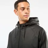 Parka larga negra con capucha y efecto cascada, de material sintético impermeable.