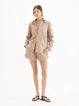 Short de algodón con diseño estampado a rayas verticales en tonos beige, rojo y celeste, decorado con lentejuelas transparentes.