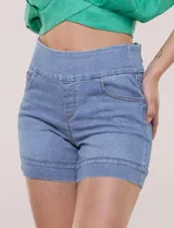 Short de denim blanco tiro alto, estilo pull-on con cintura elástica ancha, bolsillos delanteros y traseros, y dobladillo en las piernas.