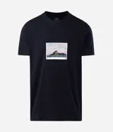Remera de algodón color negro, de manga corta y cuello redondo, con estampa fotográfica localizada en el pecho.