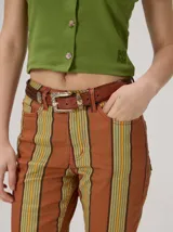 Pantalón de corte recto con diseño de rayas verticales multicolor en tonos celeste, azul, violeta y naranja.
