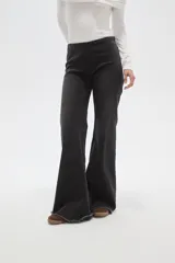 Pantalon de jean estilo oxford con tiro alto y ruedo deshilachado.