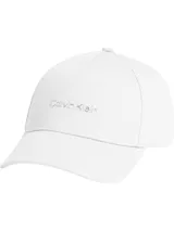 Gorra de béisbol blanca, confeccionada en sarga de algodón orgánico, con visera curva y cierre ajustable. Presenta el logo de Calvin Klein bordado en tono blanco en el frente.