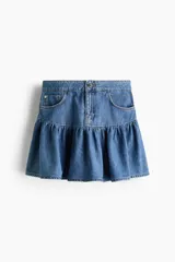 Pollera corta de denim de algodón rígido, con cintura estándar, cierre y botón, bolsillos delanteros y diseño acampanado con frunce.