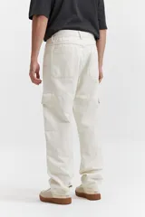 Jean cargo negro de tiro medio, con pasacinto, bolsillos laterales y bolsillos cargo con solapa en los muslos.