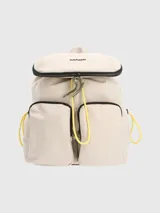 Mochila Hush Puppies de poliéster reciclado en color beige. Presenta un compartimento principal con solapa y cierre, doble bolsillo frontal con cierre, bolsillos laterales con cordón ajustable y detalles en amarillo y verde oliva. Incluye correas ajustables y forro interior.