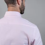 Camisa blanca de algodón Oxford con spandex, cuello con botones y logo bordado en el pecho.