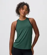Musculosa deportiva Get Over en color verde oscuro, de microfibra, con escote alto, espalda nadadora y calce holgado.
