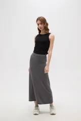 Falda larga de corte recto y tiro alto, confeccionada en tejido de punto con acabado suave y ruedo sin costuras.